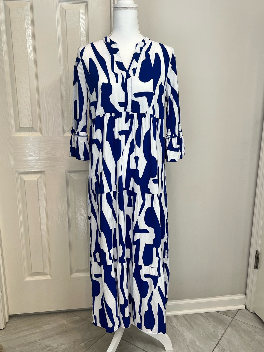 Blue & White Abstract Print Maxi Dress - Women Size Medium